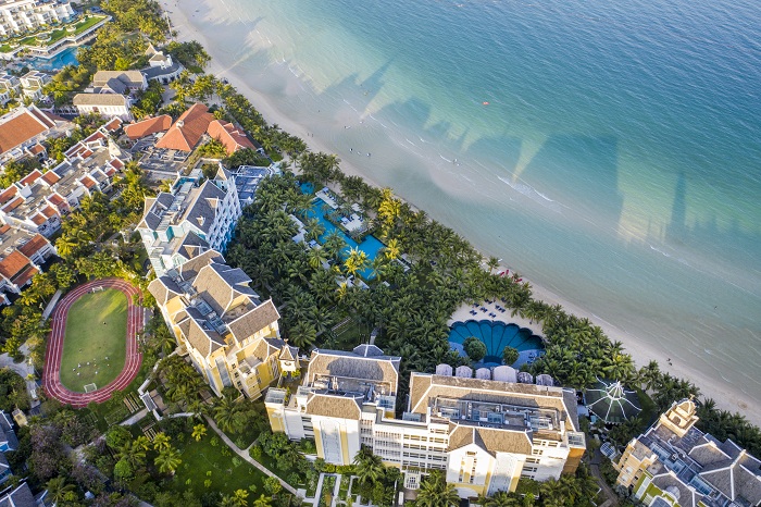 JW Marriott Phu Quoc Emerald Bay được thiết kế bởi kiến trúc sư lừng danh Bill Bensley, đạt nhiều giải thưởng quốc tế như Khu nghỉ dưỡng mới tốt nhất châu Á, Best of the Best Awards do người dùng TripAdvisor bình chọn.